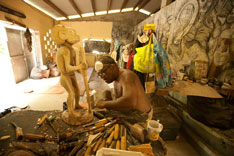 Nouvelle Calédonie - Sculpteurs en pays Kanak